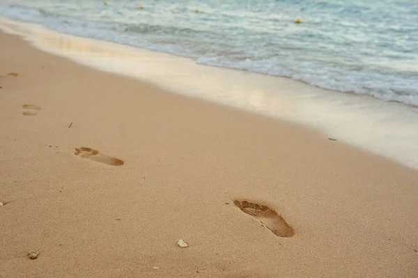 Huellas Pies Humanos Arena Cerca Del Agua Playa — Foto de Stock