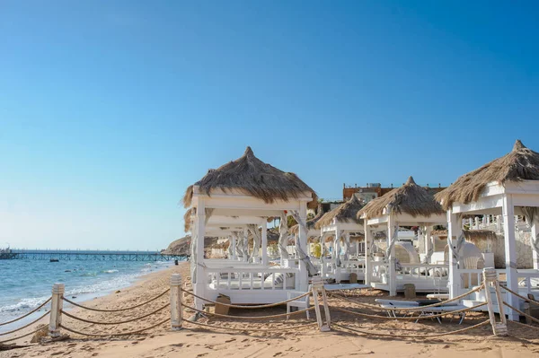 Thatched Beach Umbrellas Loungers Beach Idyllic Tropical Resort Summer Vacation — Stock Photo, Image