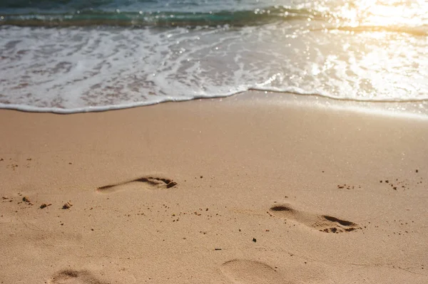 Fußabdrücke Menschlicher Füße Auf Dem Sand Strandnähe — Stockfoto