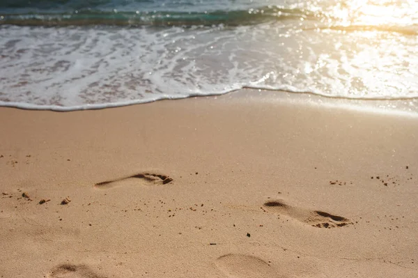 Huellas Pies Humanos Arena Cerca Del Agua Playa — Foto de Stock