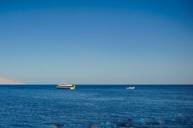 Kızıl Deniz 'deki bir teknenin manzarası