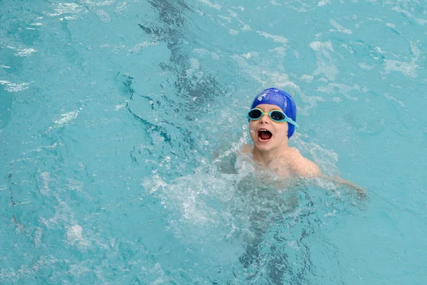 Ovanifrån Årig Pojke Som Leker Och Simmar Poolen — Stockfoto