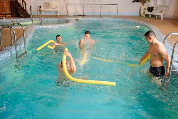 在温泉中心的游泳池里休息的4名男子的近照 — 图库照片