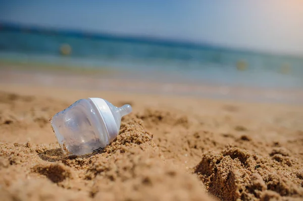 Закрыть Фотографию Бутылки Молоком Песке Пляже — стоковое фото