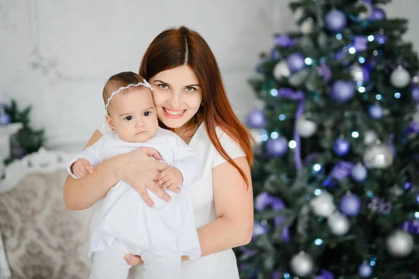 Madre Sua Figlia Stanno Guardando Macchina Fotografica Sullo Sfondo Albero — Foto Stock