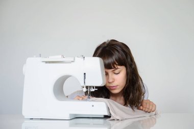 Dikiş makinesinde çalışan seksi bir esmerin fotoğrafını çek. 