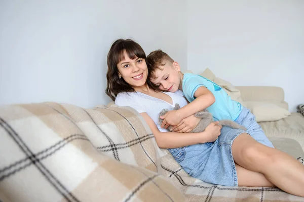 Genç Bir Esmer Yaşındaki Bir Çocuğun Bir Kanepede Oturan Gri — Stok fotoğraf