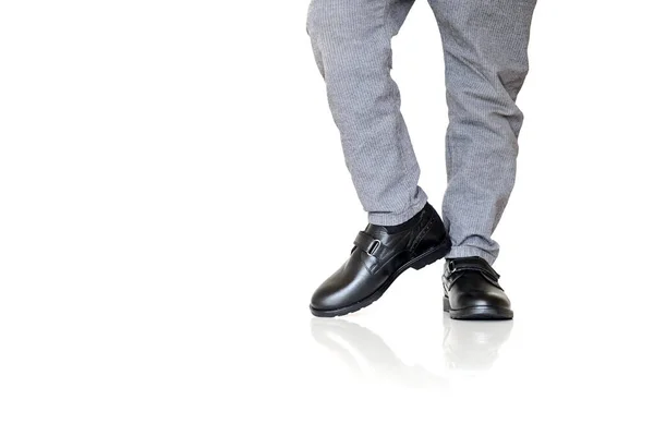 Nahaufnahme Von Jungenbeinen Schwarzen Klassischen Schuhen Für Jungen — Stockfoto