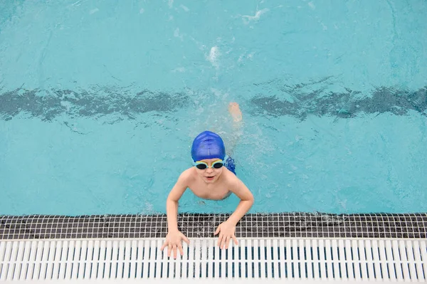 Blick Von Oben Auf Einen Jährigen Jungen Beim Spielen Und — Stockfoto