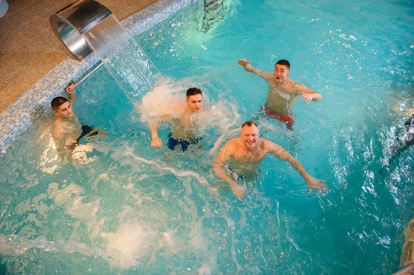 Blick Von Oben Auf Männer Die Sich Schwimmbad Einem Wellnesszentrum — Stockfoto