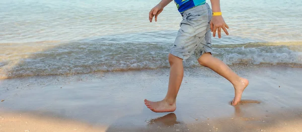 Seitliches Foto Eines Jungen Blauen Shorts Der Strand Spaziert — Stockfoto