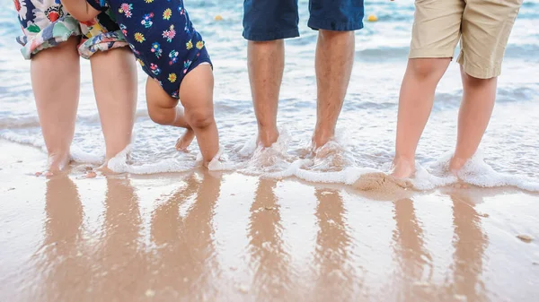 Nahaufnahme Von Mutter Vater Bruder Und Schwester Beine Wasser Meer — Stockfoto