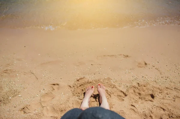 Vista Superior Las Piernas Mujer Sombrero Relajante Playa — Foto de Stock