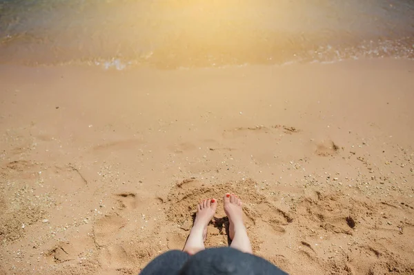 Top View Woman Legs Hat Relaxing Beach — Stock Photo, Image