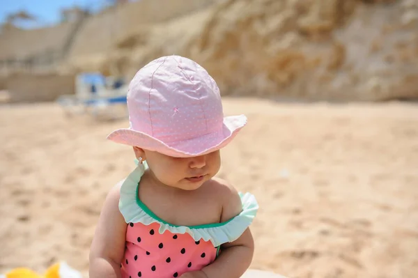 Nahaufnahme Eines Kleinen Mädchens Badeanzug Und Rosa Hut Strand Sitzend — Stockfoto