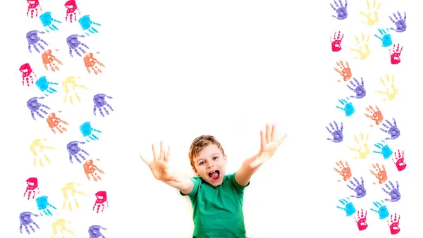 Kleine Jongen Kind Lachen Schudden Handen Omhoog Witte Achtergrond — Stockfoto