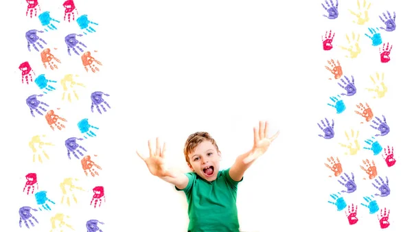 Niño Pequeño Ríe Estrechando Las Manos Sobre Fondo Blanco — Foto de Stock