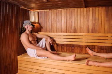 Rus saunasında dinlenen iki adamın yakın çekimi. 