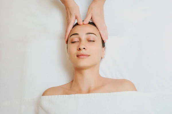 Visão Superior Mulher Fazendo Massagem Facial Curativa Terapeuta Aplicando Pressão — Fotografia de Stock