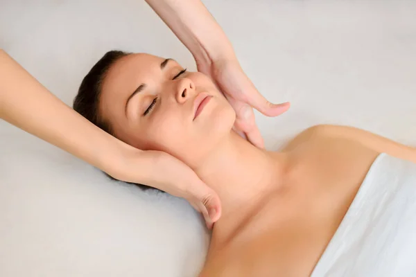 Procedimento Spa Massagem Pescoço Vista Superior Uma Bela Jovem Deitada — Fotografia de Stock