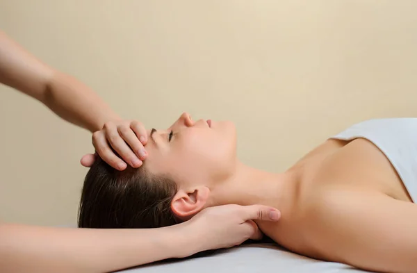 Procedimento Spa Massagem Pescoço Vista Perto Bela Jovem Deitada Costas — Fotografia de Stock