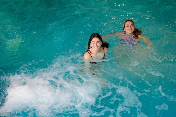 Blick Von Oben Auf Zwei Junge Frauen Die Sich Pool — Stockfoto