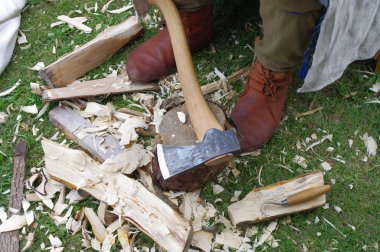 El aletleri ile woodcarver'ın çalışma.