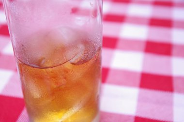 Buzlu çay kapatır.