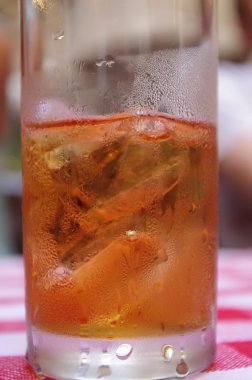 Buzlu çay kapatır.