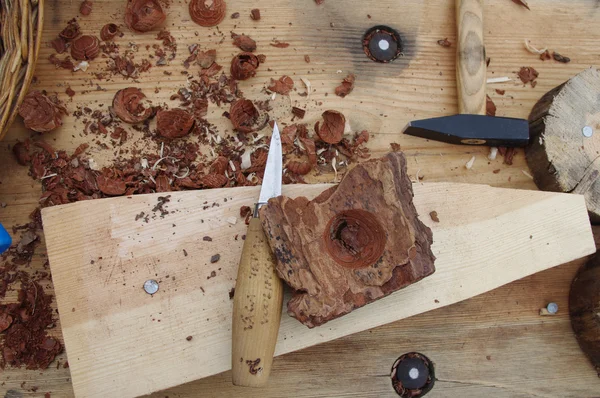 Esculpindo uma tigela de madeira usando ferramentas manuais . Fotografia De Stock