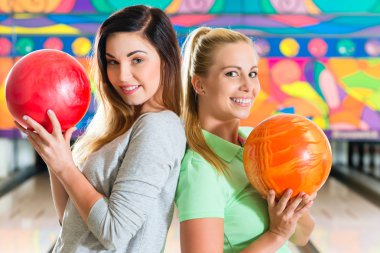 Genç kadın Bovling ve having fun oynama