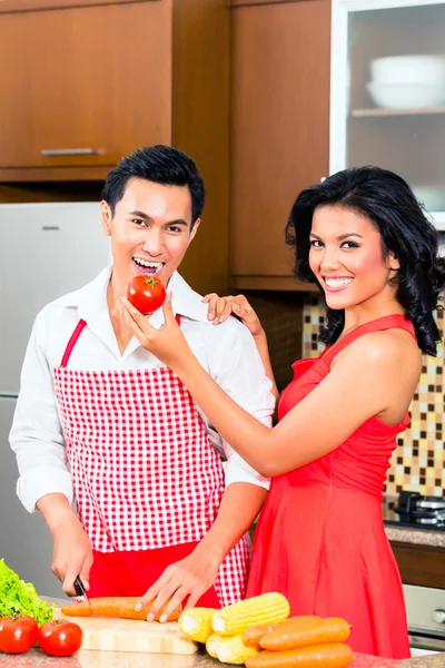 Asiatisches Paar bereitet Essen in der heimischen Küche zu — Stockfoto