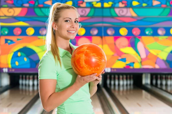 Fiatal nő, bowling, szórakozás — Stock Fotó