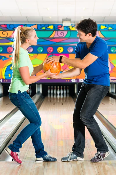 Gençler oyun bowling ve having fun — Stok fotoğraf