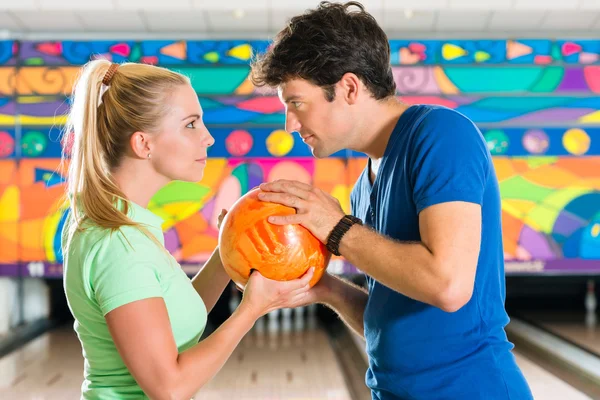 Jóvenes jugando a los bolos y divirtiéndose — Foto de Stock