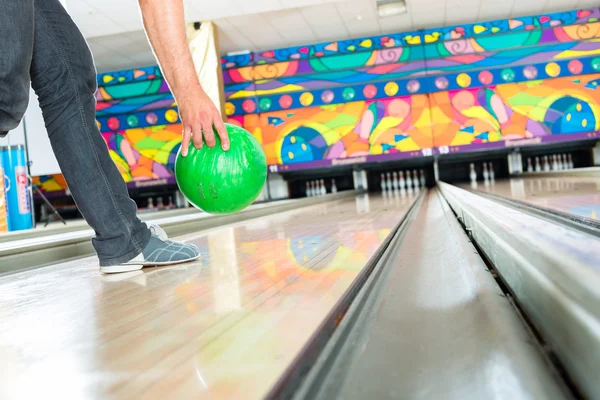 Mladý muž, bowling, baví — Stock fotografie