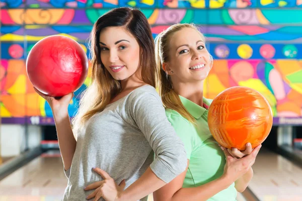 Les jeunes femmes jouent au bowling et s'amusent — Photo