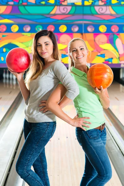 Mujeres jóvenes jugando bolos y divirtiéndose — Foto de Stock