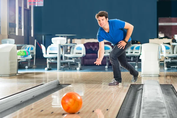 Mladý muž, bowling, baví — Stock fotografie