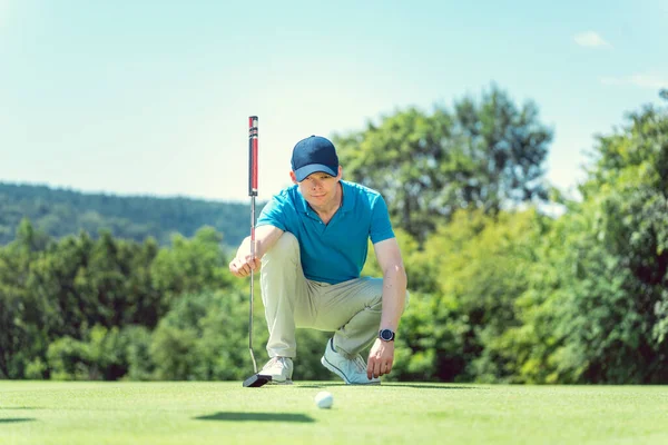 Golfista se opatření na jamku na zelené — Stock fotografie