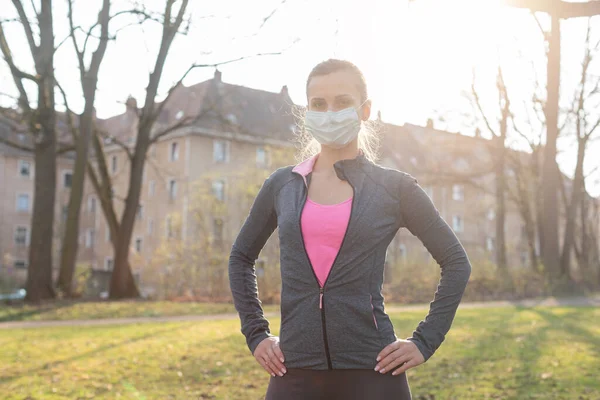 Alkalmas nő az egészségügyi válság alatt, álarcot visel a szabadban. — Stock Fotó
