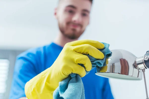 Homem de limpeza comercial diligente em um escritório — Fotografia de Stock