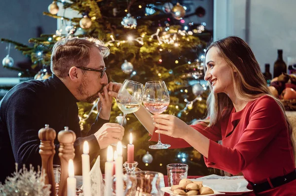Para w średnim wieku pije wino w Wigilię — Zdjęcie stockowe
