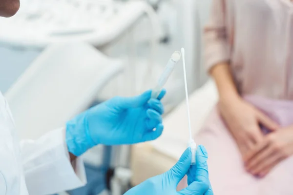 Ginecologista testando cotonete vaginal para DST — Fotografia de Stock