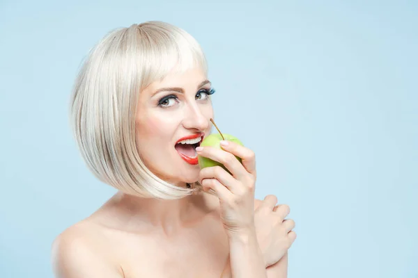 Красивая женщина ест зеленое яблоко для потери веса — стоковое фото
