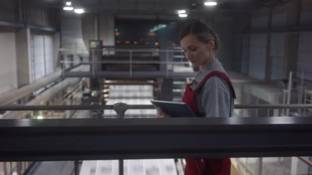 Pracovnice pracující na rotačním tiskovém stroji — Stock video