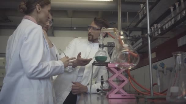 Scienziati che lavorano come team in laboratorio — Video Stock