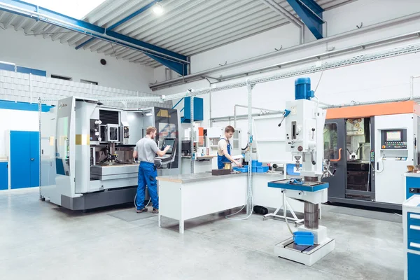 近代的な工場で産業機器を製造する労働者 — ストック写真