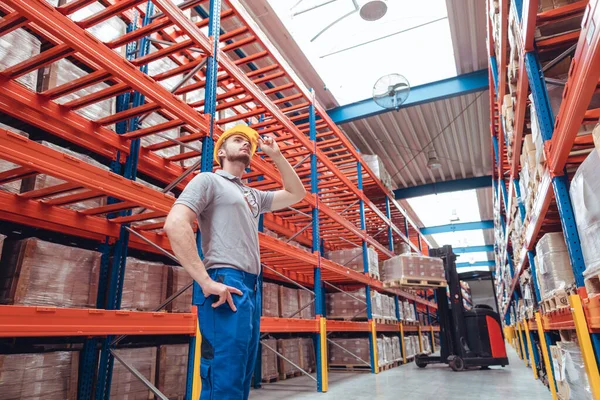 Logistikarbetare stående i lagerlokaler med hög kapacitet — Stockfoto