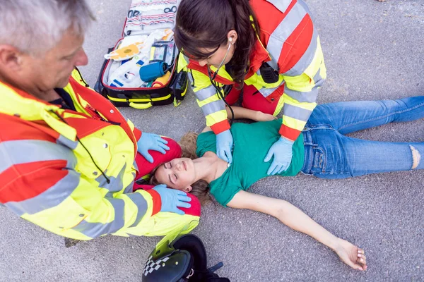 Sağlık görevlisi ve acil servis doktoru trafik kazası mahallinde. — Stok fotoğraf